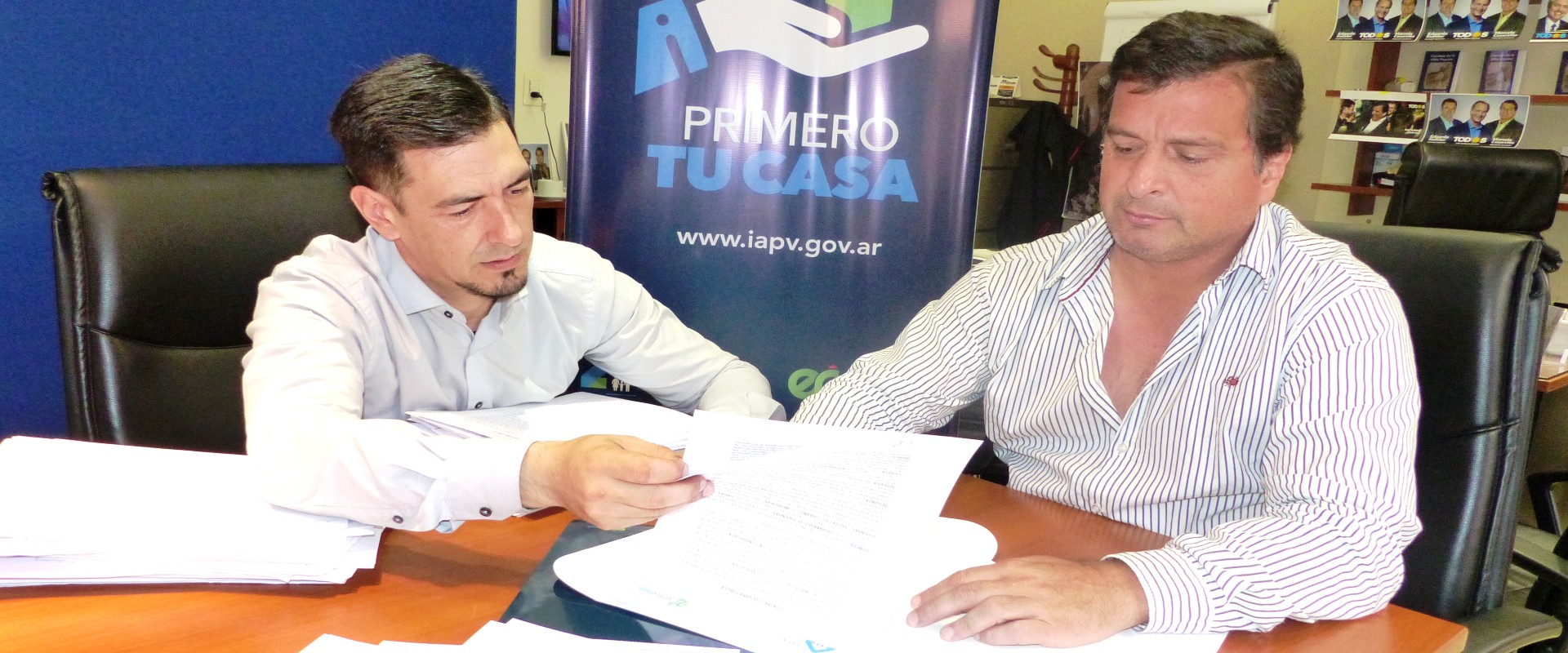 La provincia rubricó contratos para construir 90 viviendas en localidades entrerrianas