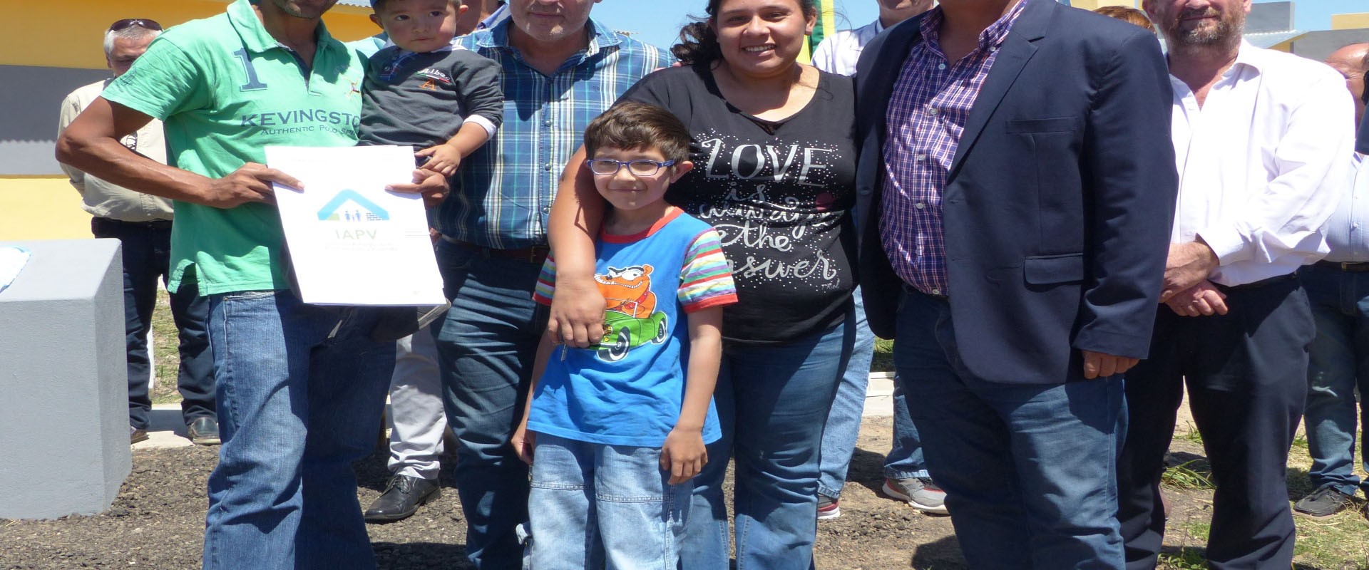Familias de San Salvador recibieron su casa propia financiada por la provincia
