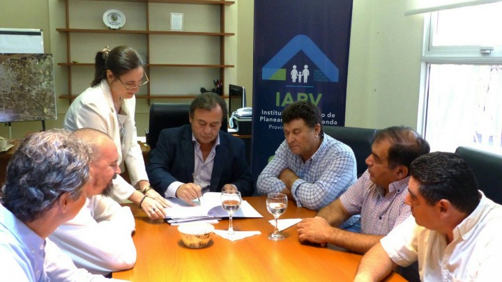 Se firmaron contratos para la ejecución de viviendas en dos localidades