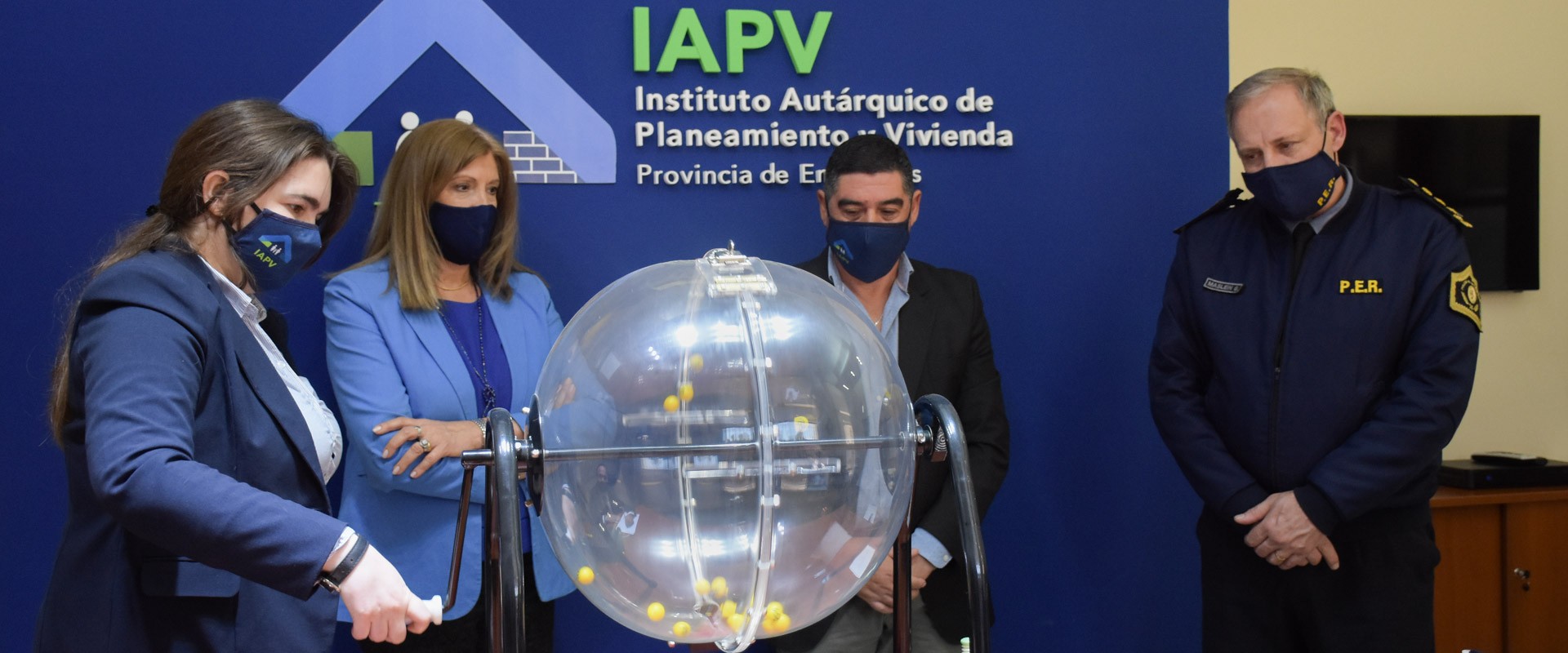 Se realizó sorteo complementario de viviendas que la provincia construye para  policías en Colón