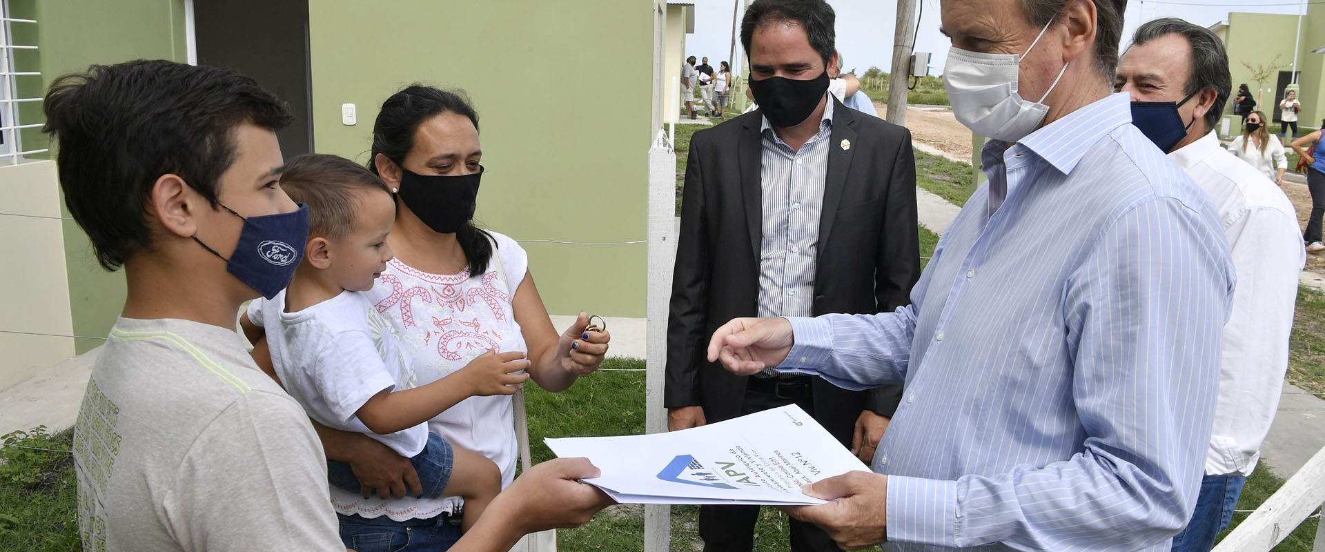 Bordet inauguró viviendas en Larroque