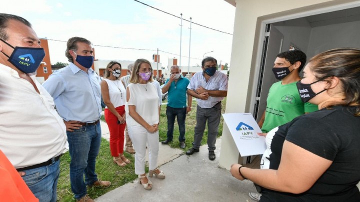 La vicegobernadora Stratta entregó viviendas y aportes en Gualeguaychú junto al intendente Piaggio