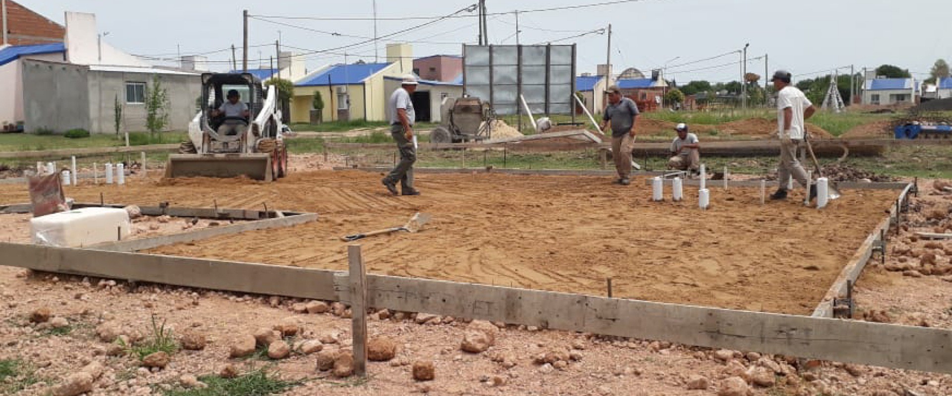 Comienzan la construcción de 16 viviendas en Caseros con recursos propios