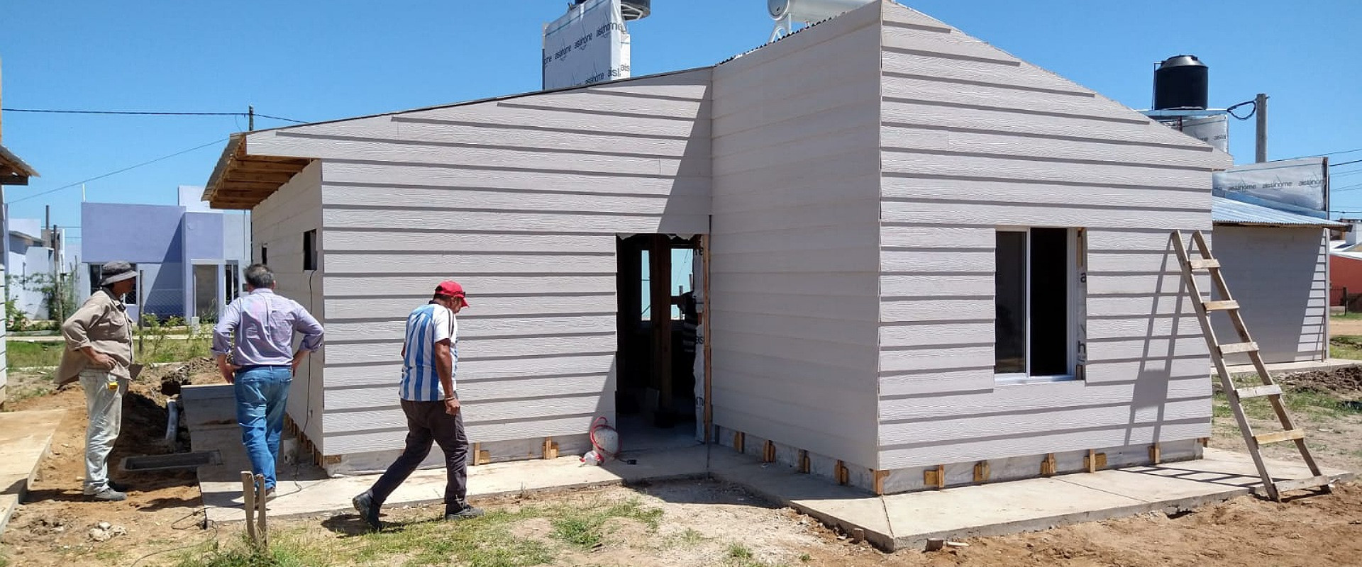 Bisogni recorrió las 12 viviendas de madera que se construyen en Chajarí