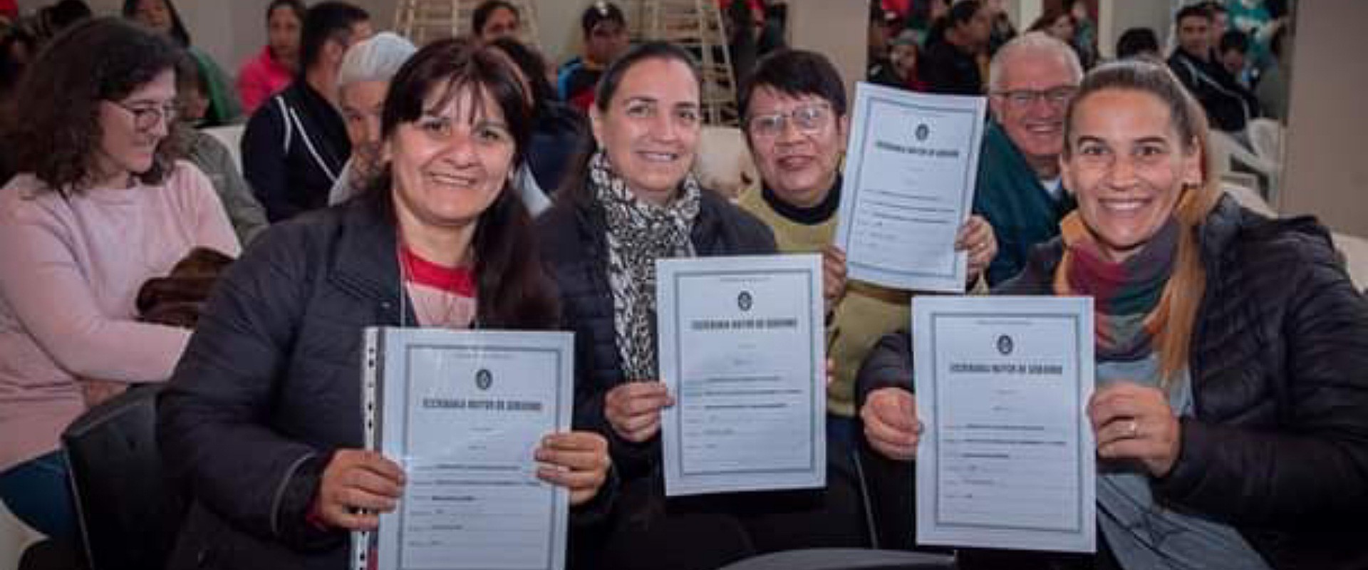 Se rubricaron escrituras de empleados estatales y docentes en Federación