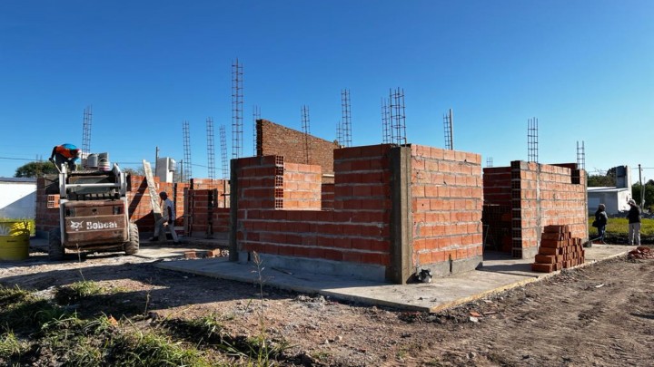 Comenzaron a construirse con recursos provinciales 40 viviendas en dos localidades entrerrianas