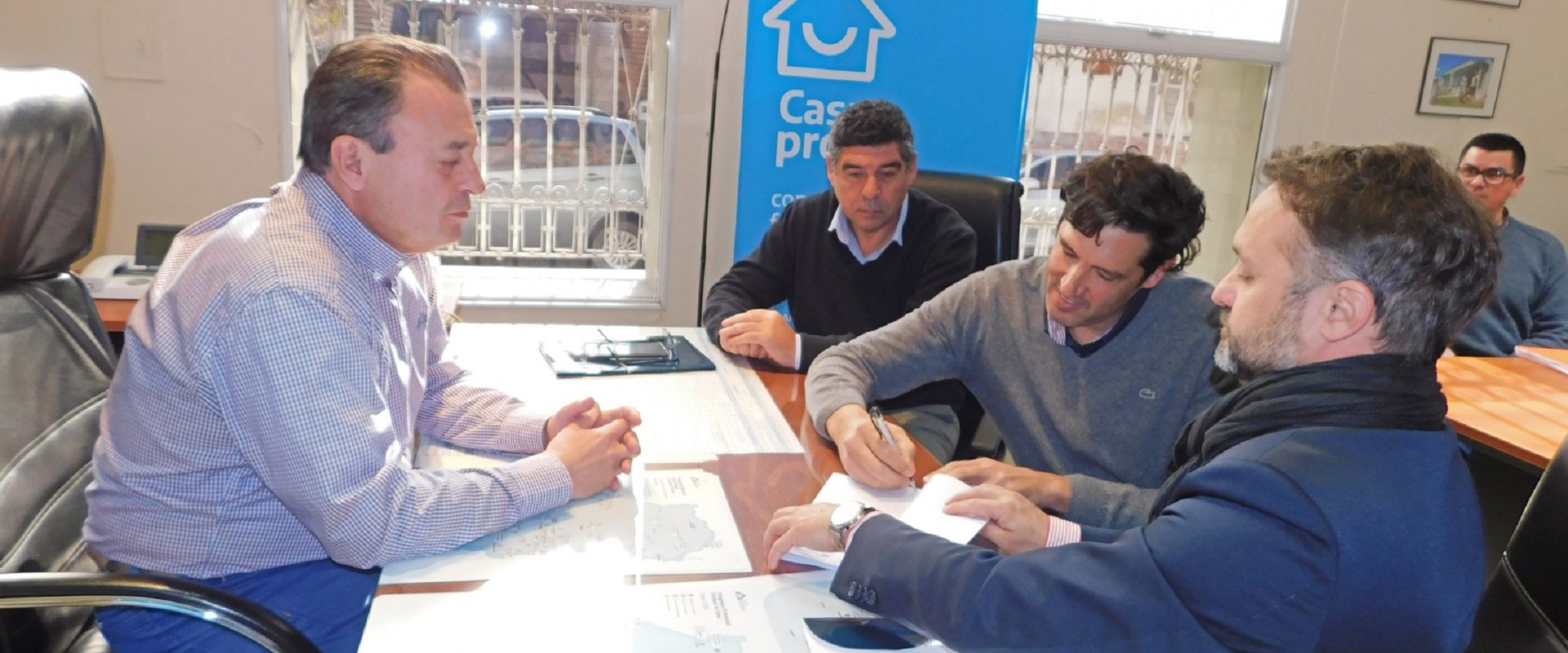 Se firmó contrato para construir 15 nuevas viviendas para docentes técnicos y privados en Diamante