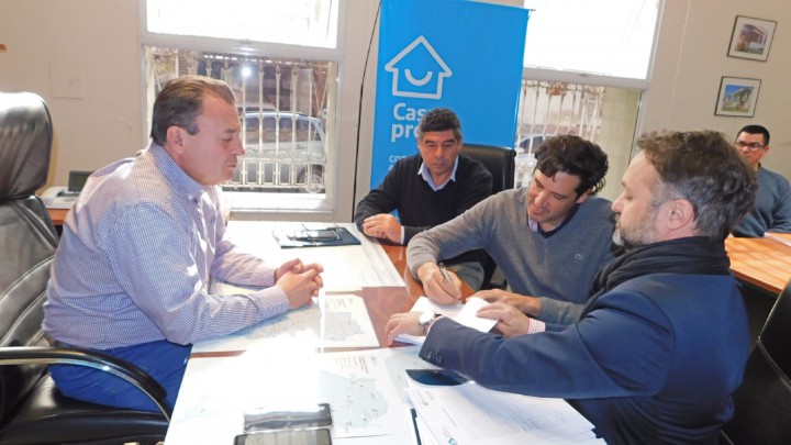 Se firmó contrato para construir 15 nuevas viviendas para docentes técnicos y privados en Diamante