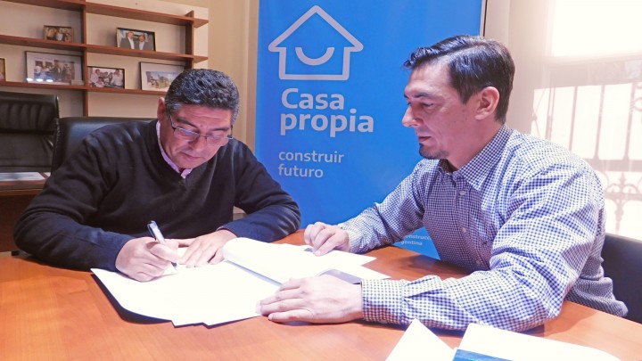 Se rubricaron contratos para ejecutar  nuevas viviendas en dos localidades entrerrianas
