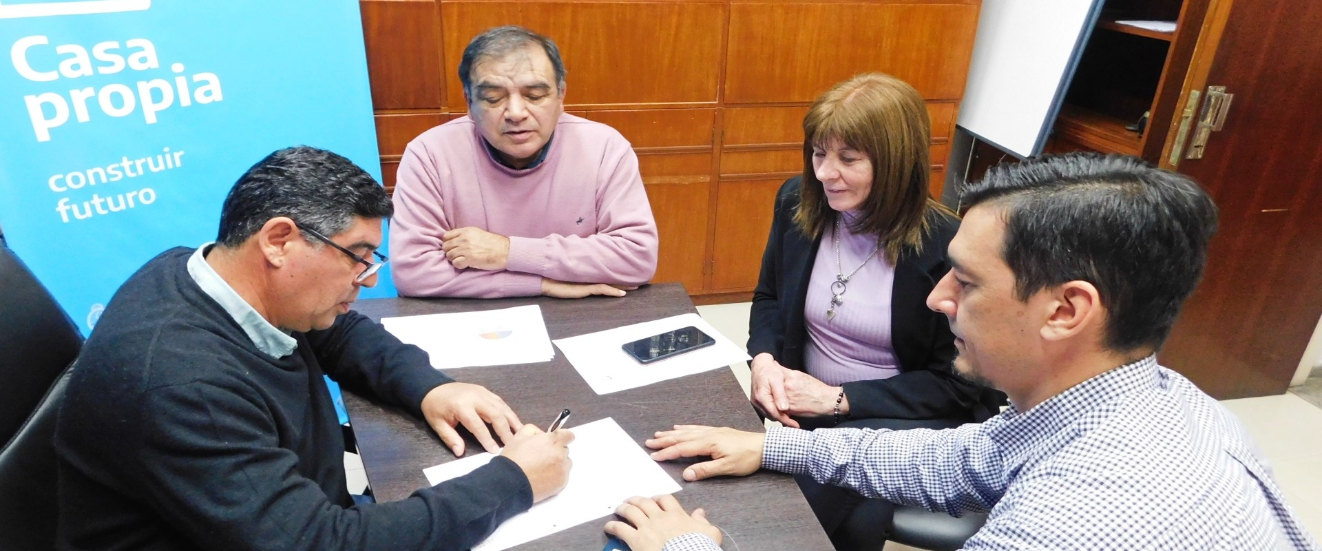 La provincia rubricó el contrato para la terminación de viviendas en Tabossi