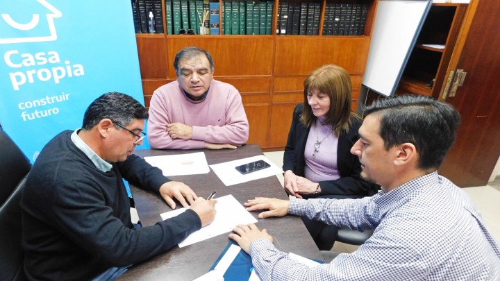 La provincia rubricó el contrato para la terminación de viviendas en Tabossi