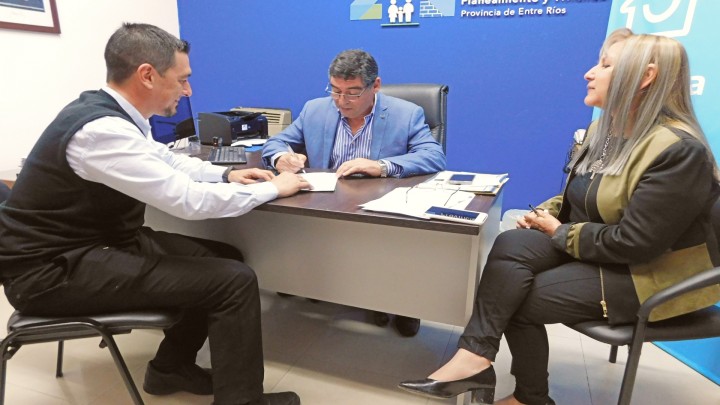 Se rubricaron los contratos para construir 50 nuevas viviendas en Pueblo Liebig