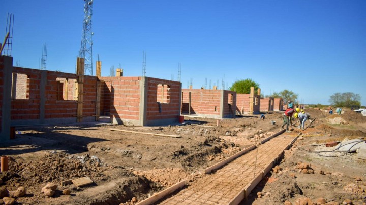Comenzaron a construirse 27 nuevas viviendas con fondos provinciales para Enrique Carbó y Colonia Ayuí