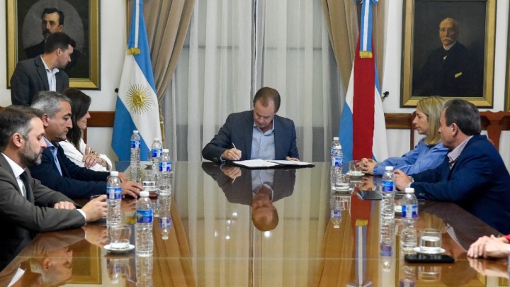 Bordet firmó la construcción de viviendas para docentes y otros sindicatos por 347 millones de pesos