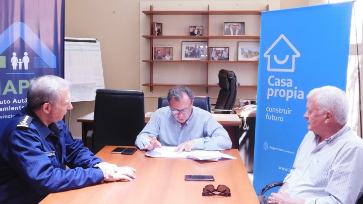 Repasaron las obras que lleva adelante el IAPV para el personal policial en la provincia