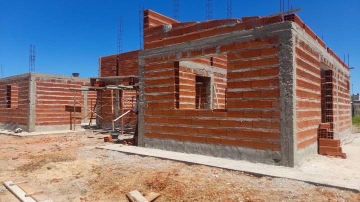 Comenzaron a construirse 82 nuevas viviendas con fondos provinciales en seis localidades entrerrianas