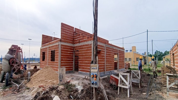 Rubricaron contrato para construir 18 nuevas viviendas en Chajarí para trabajadores municipales