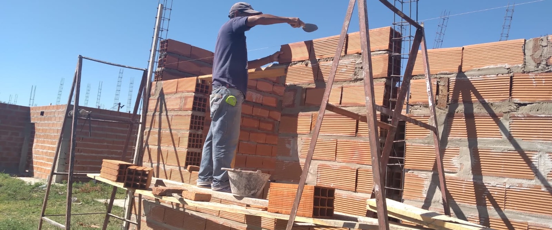 Con fondos provinciales reanudaron la terminación de 16  viviendas en Santa Elena