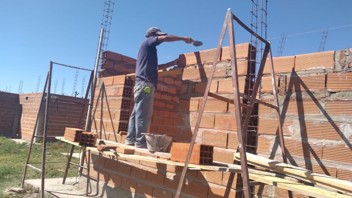 Con fondos provinciales reanudaron la terminación de 16  viviendas en Santa Elena
