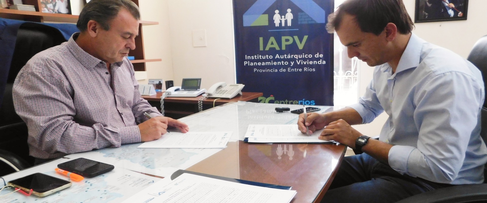 La provincia rubricó convenios para construir 40 viviendas en San Justo y Villa Mantero