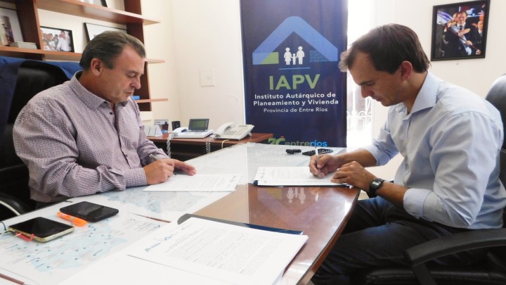 La provincia rubricó convenios para construir 40 viviendas en San Justo y Villa Mantero
