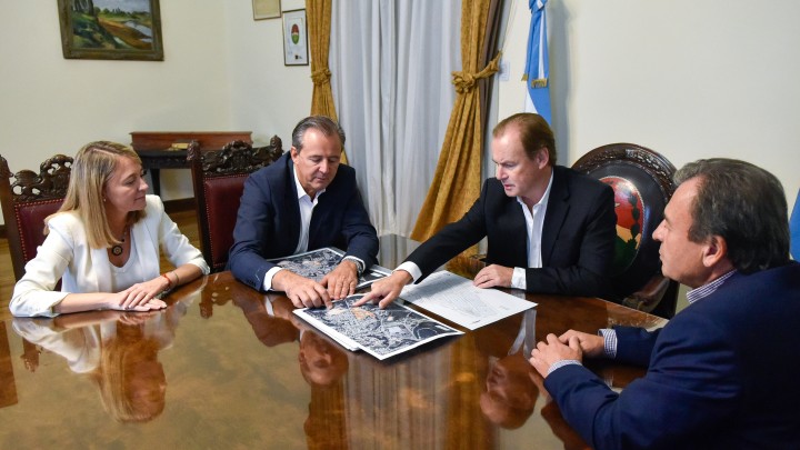 Bordet y Bahl acordaron la construcción de 140 viviendas para trabajadores