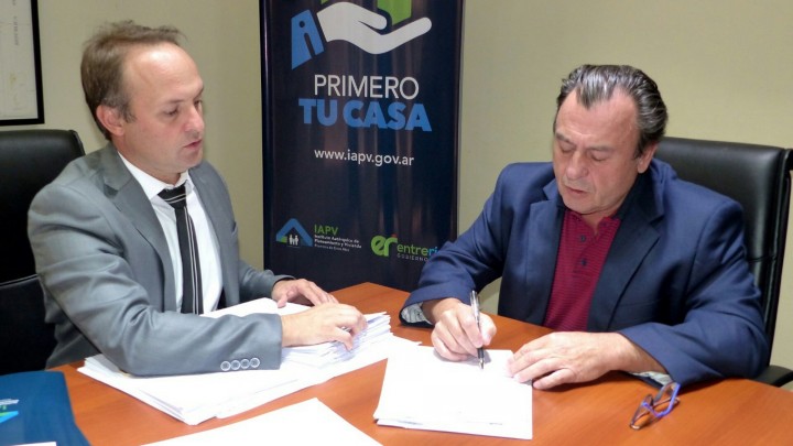 Se rubricaron los contratos para construir 80 nuevas viviendas con fondos provinciales y nacionales