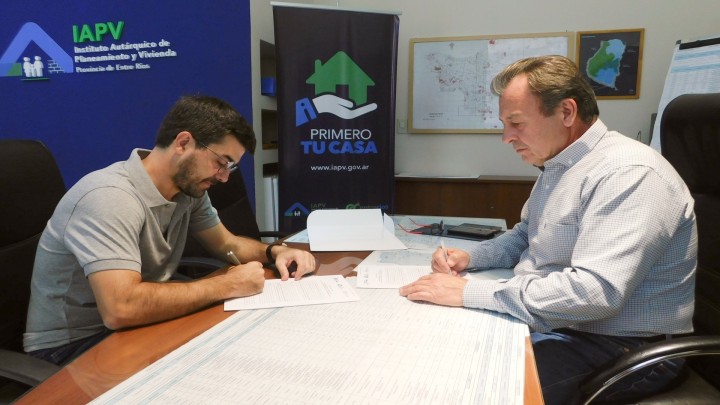 Firmaron convenio para obras complementarias para la ejecución de 25 viviendas para La Paz financiadas por la provincia