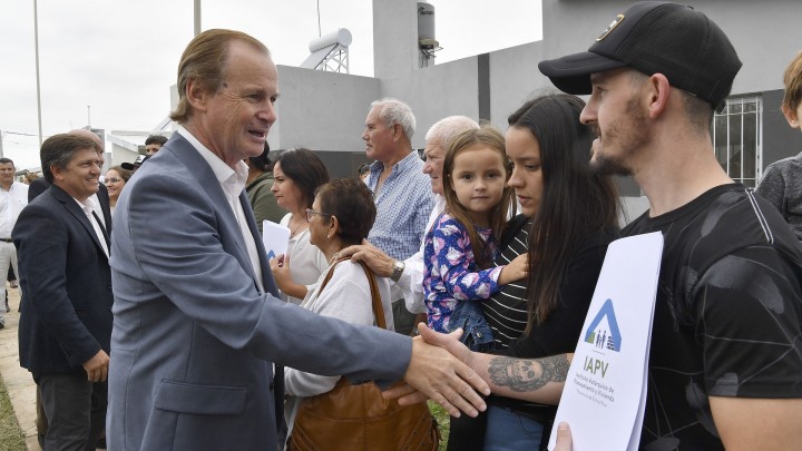 Bordet: Trabajamos para que cada vez más familias entrerrianas accedan a la casa propia