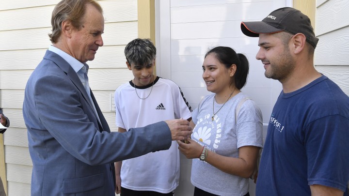 Bordet destacó el estímulo a la industria con la construcción de viviendas de madera