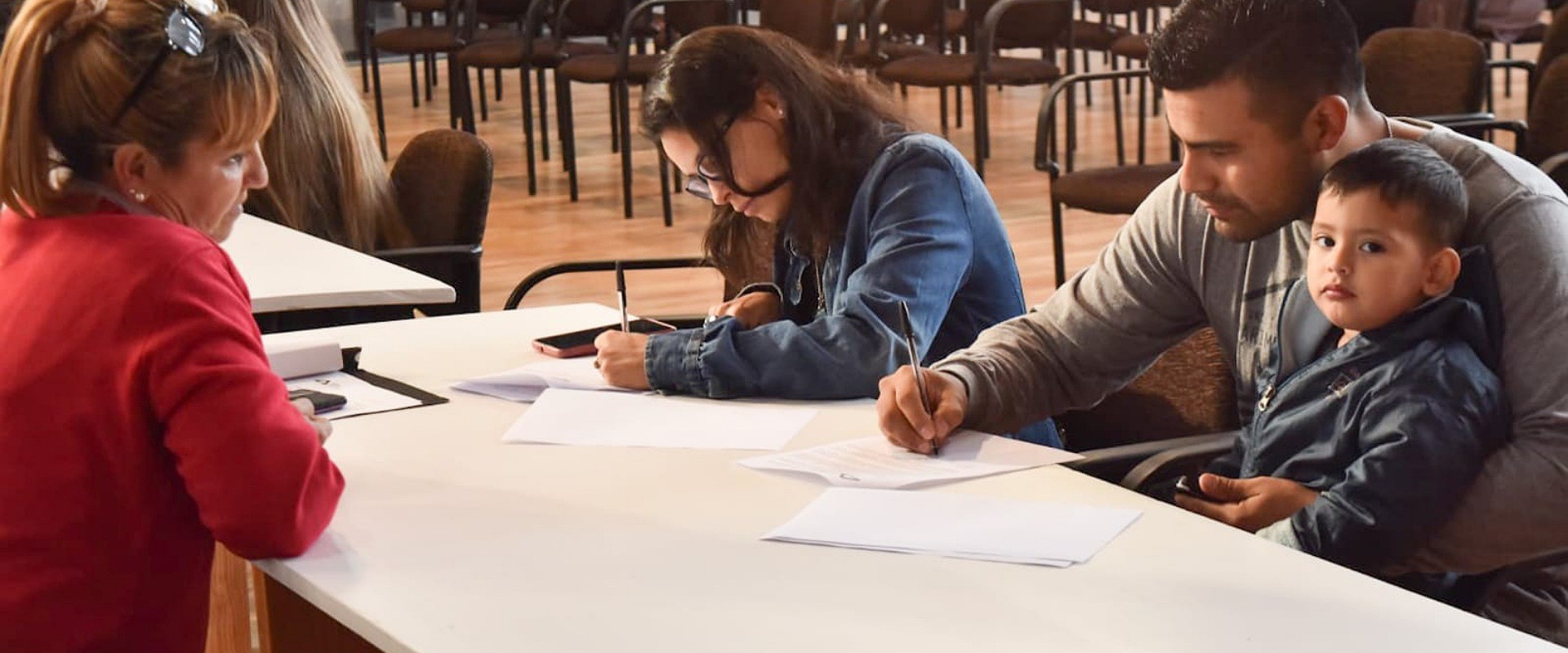 Familias preadjudicatarias recorren la obra y firman las tenencias de las 500 viviendas que se construyen en Paraná