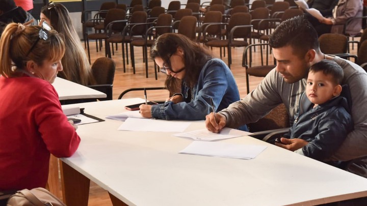 Familias preadjudicatarias recorren la obra y firman las tenencias de las 500 viviendas que se construyen en Paraná