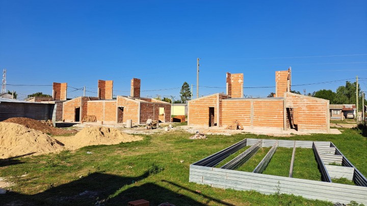 Se construyen más de 100 viviendas con fondos provinciales para gremios y entidades intermedias