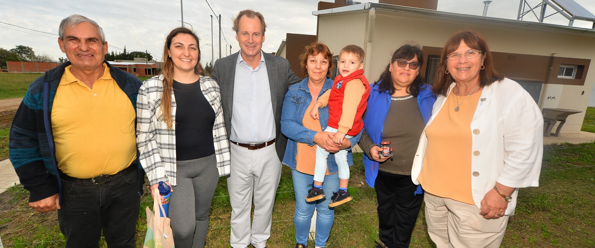 Bordet entregó viviendas y aportes en Villa Elisa