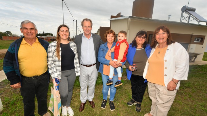 Bordet entregó viviendas y aportes en Villa Elisa