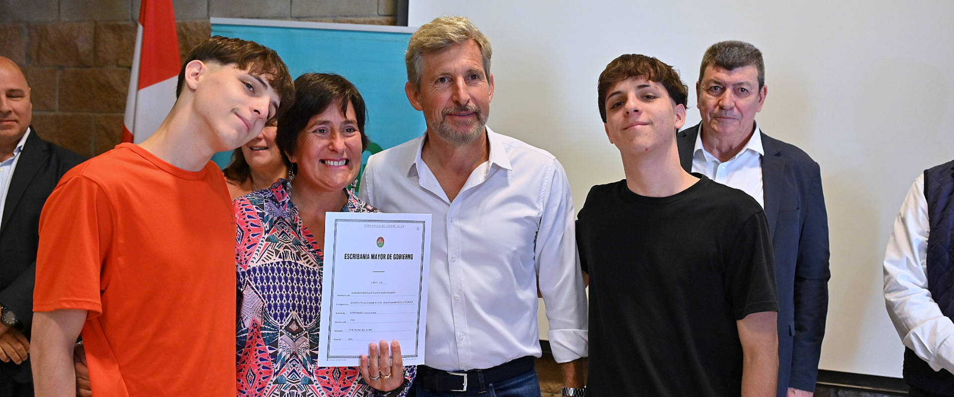 Docentes de Villa Elisa reciben las escrituras de sus viviendas