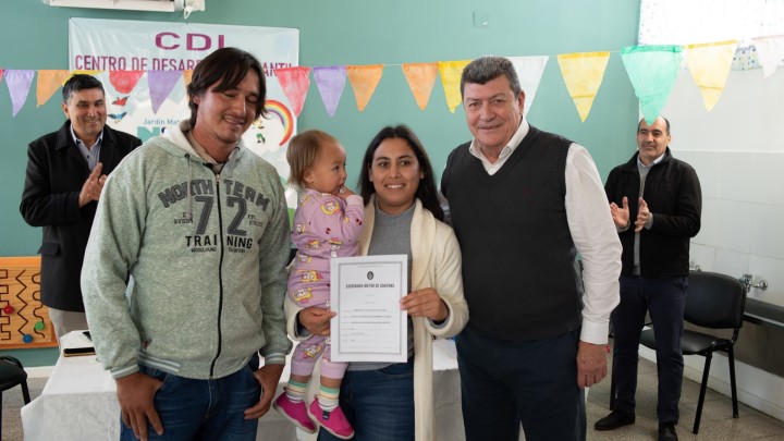 Familias de San Gustavo y Bovril firmaron escrituras y accederán a la propiedad de sus viviendas