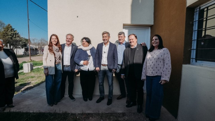 Frigerio inauguró una escuela, entregó equipos al hospital y recorrió obras en Chajarí