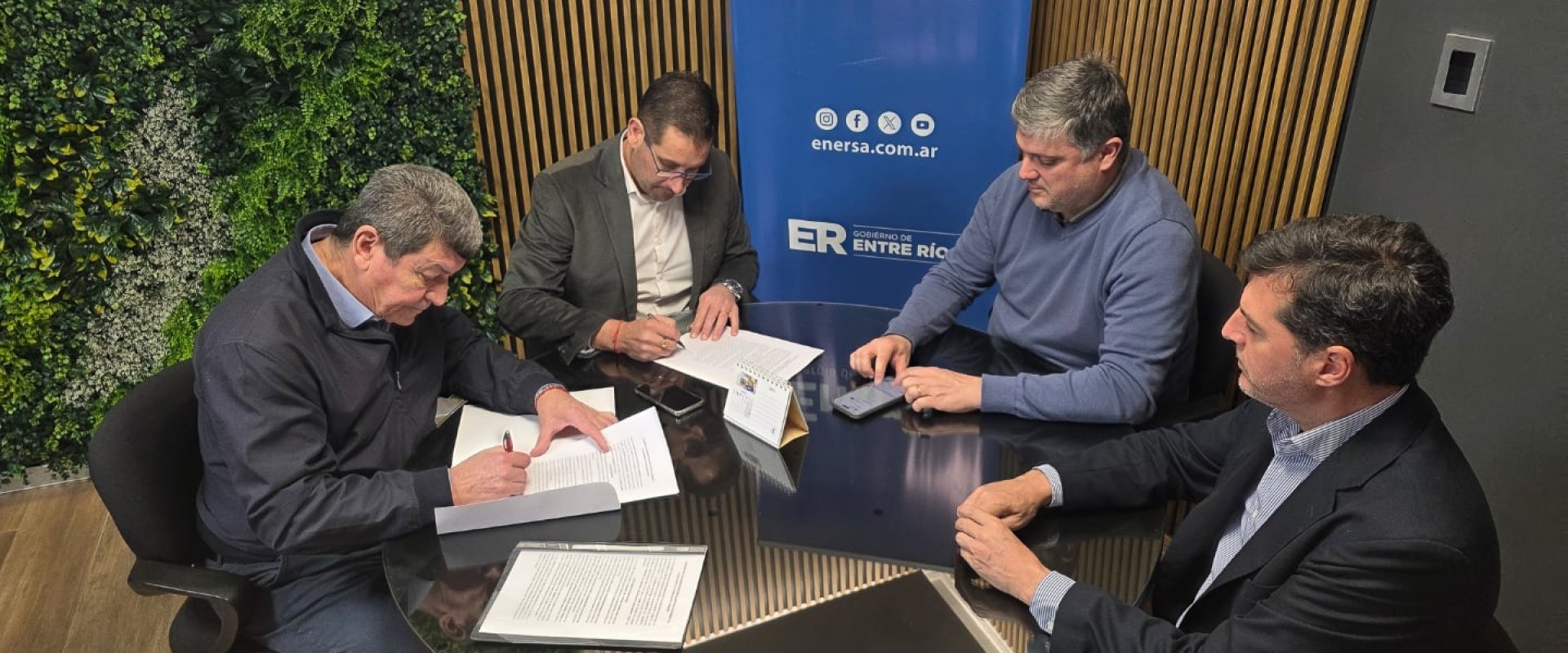 IAPV y Enersa firmaron un convenio para optimizar la gestión de viviendas sociales