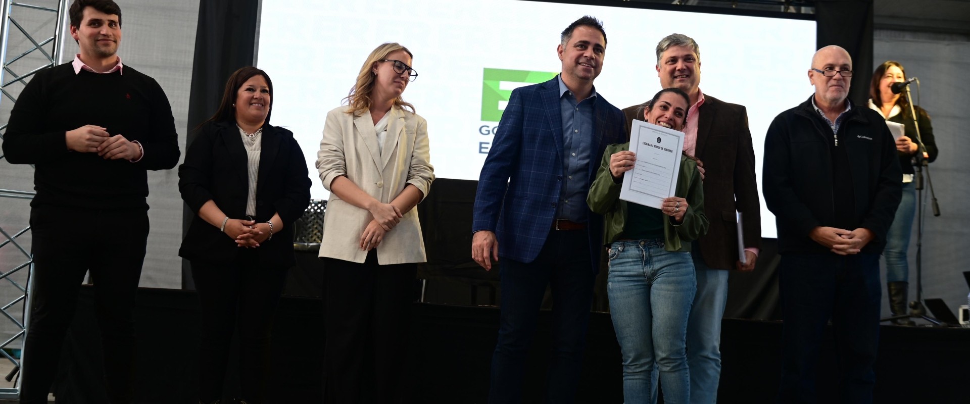 El gobierno provincial entregó las escrituras de sus viviendas a familias de Gualeguaychú