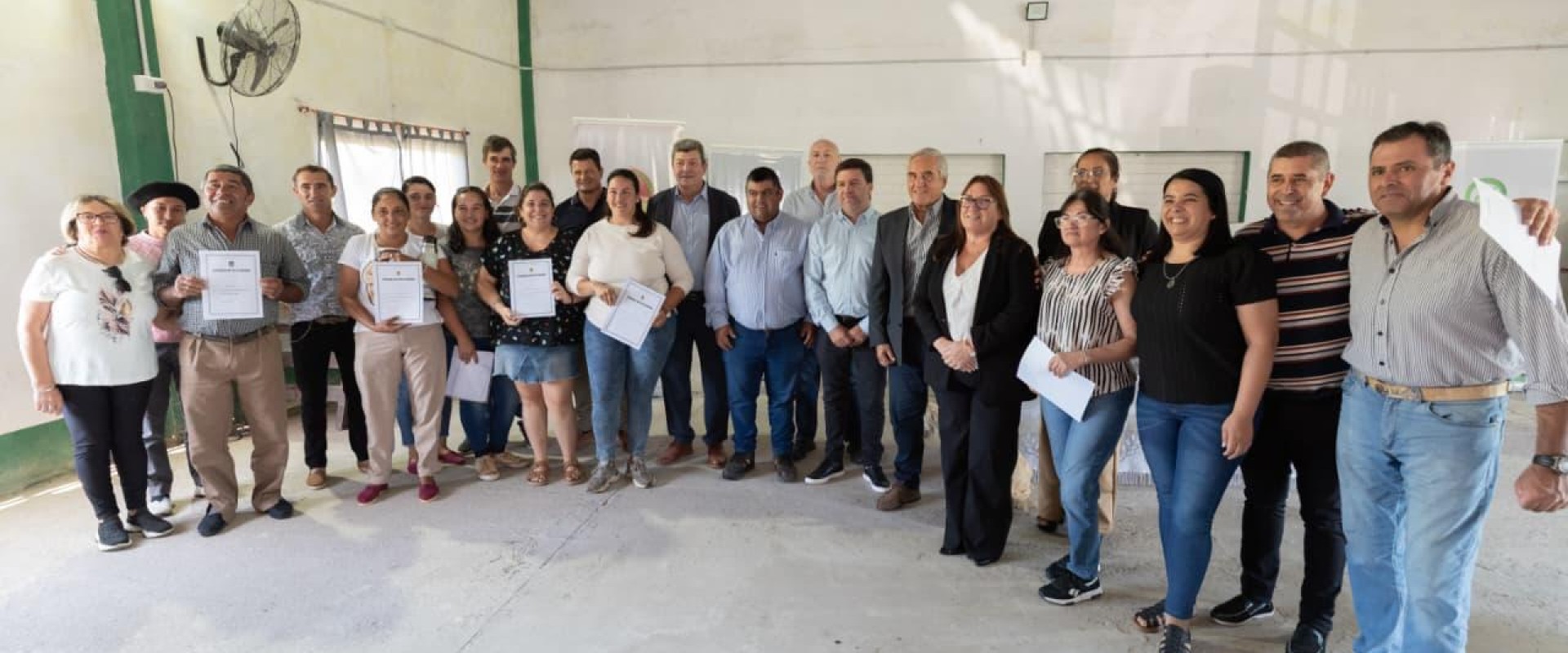 Familias de Arroyo Cl&eacute; y Rosario del Tala recibieron las escrituras de sus viviendas