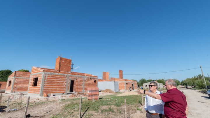 Autoridades recorrieron las viviendas que se construyen  en Lucas Gonz&aacute;lez y Aranguren