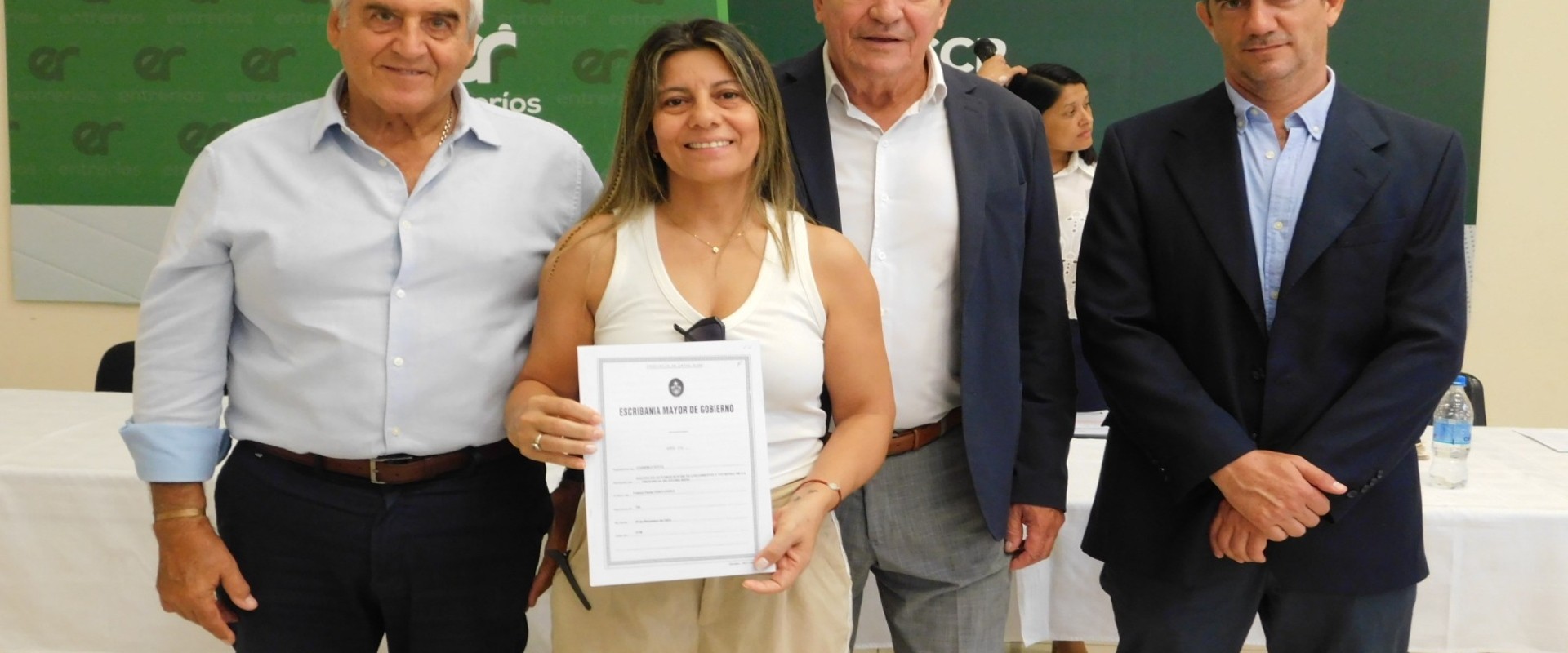 Familias de Concordia recibieron las escrituras de sus viviendas