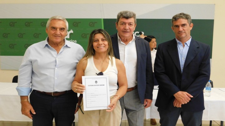 Familias de Concordia recibieron las escrituras de sus viviendas