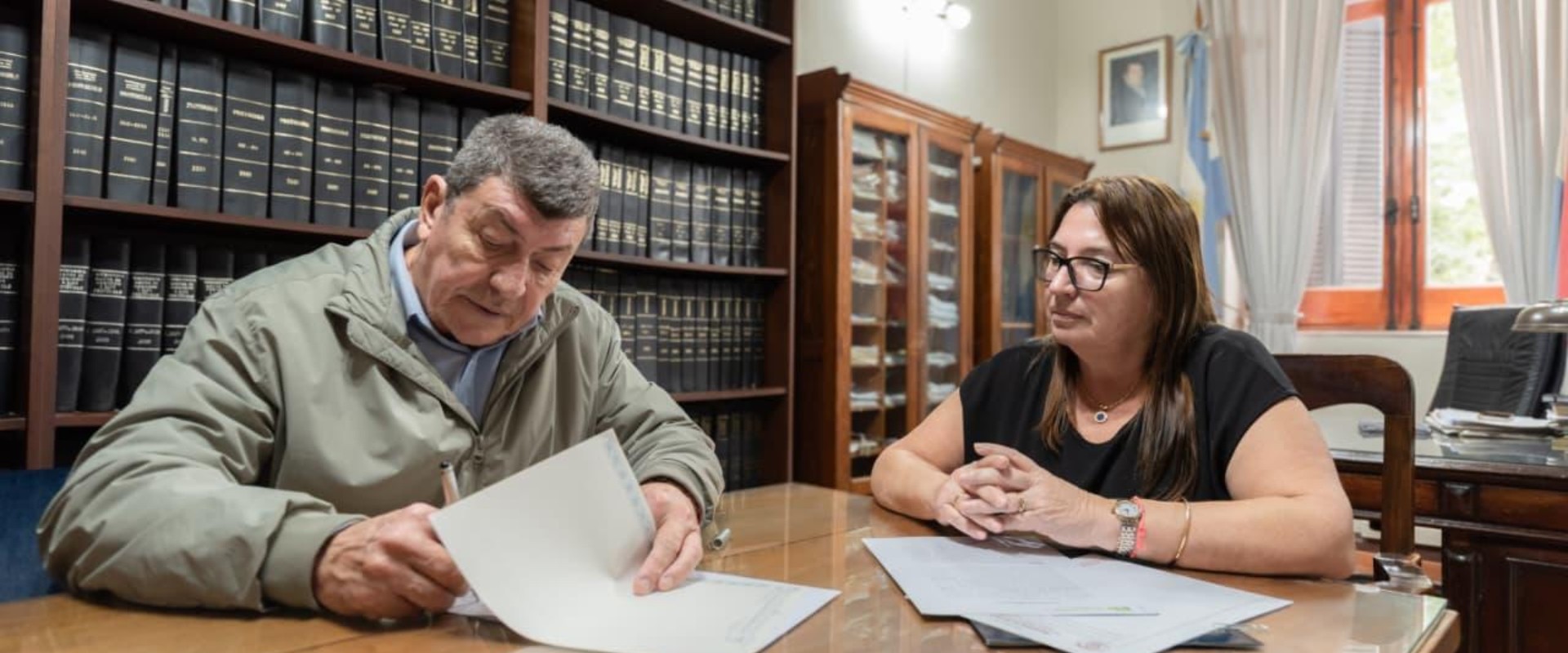 La provincia firm&oacute; el contrato para la terminaci&oacute;n de 30 viviendas en Paran&aacute;