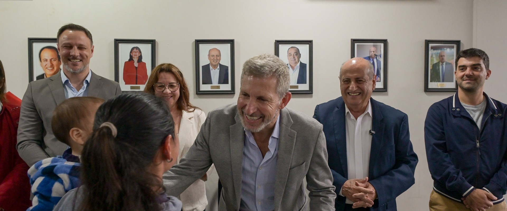 El gobernador entreg&oacute; viviendas en Santa Elena