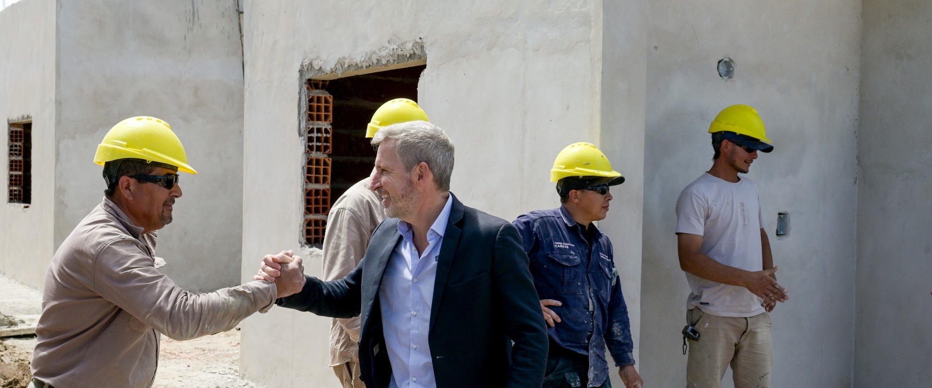 Frigerio recorri&oacute; la obra de 10 viviendas destinadas personal policial en Chajar&iacute;