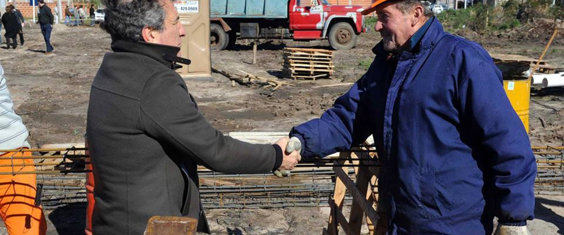 URRIBARRI RECORRIÓ EL GRUPO HABITACIONAL QUE EL IAPV CONSTRUYE EN CHAJARÍ