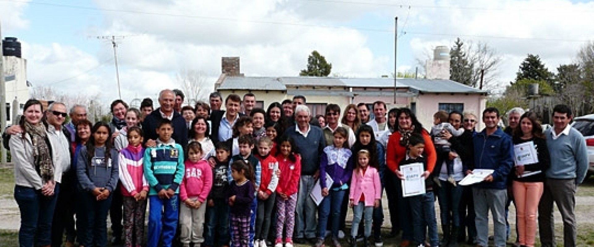 Entregaron nuevas viviendas del IAPV en Aldea Santa Luisa